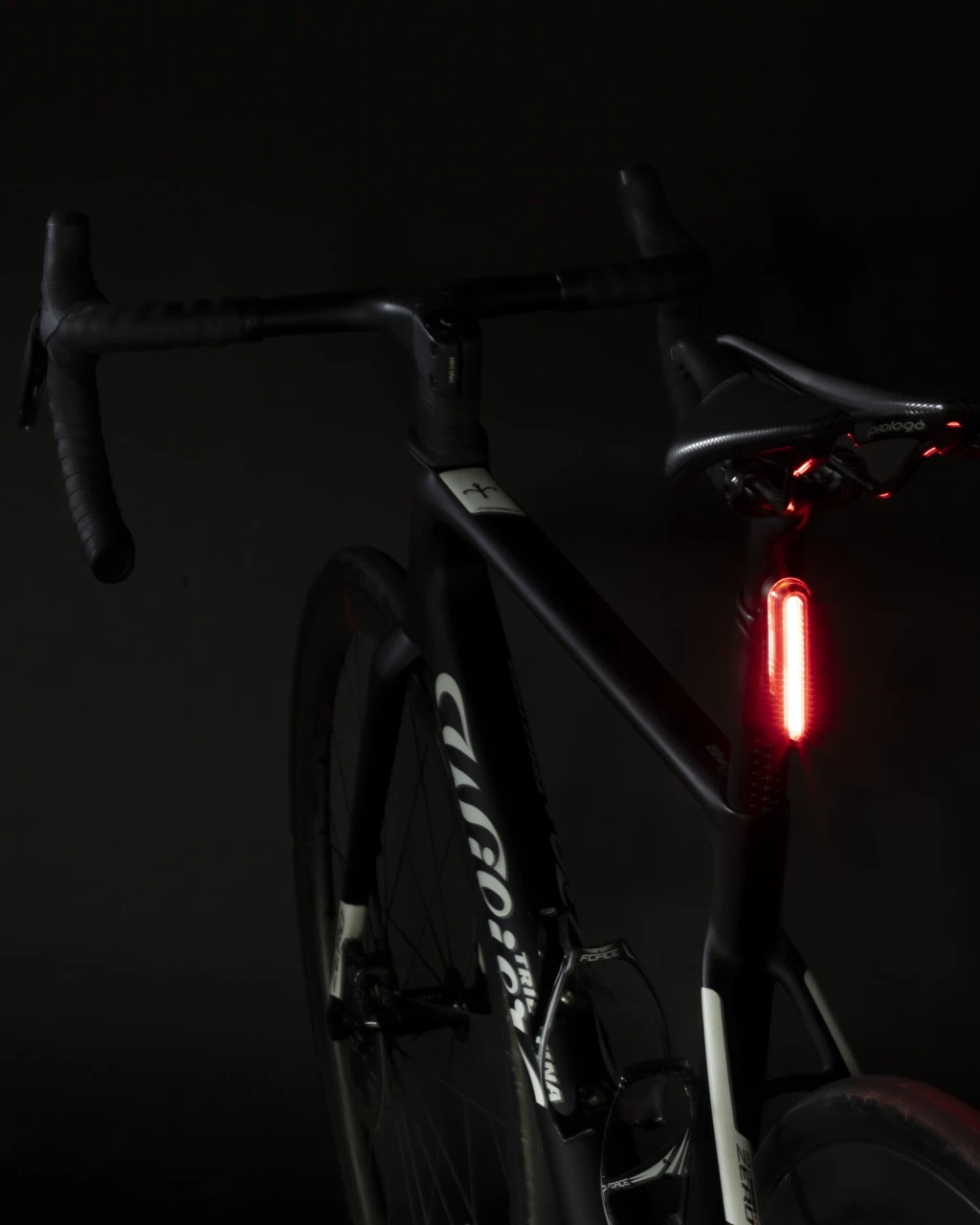 3. Stop spate Force Skato 20 Lumeni, 20xLed, USB
