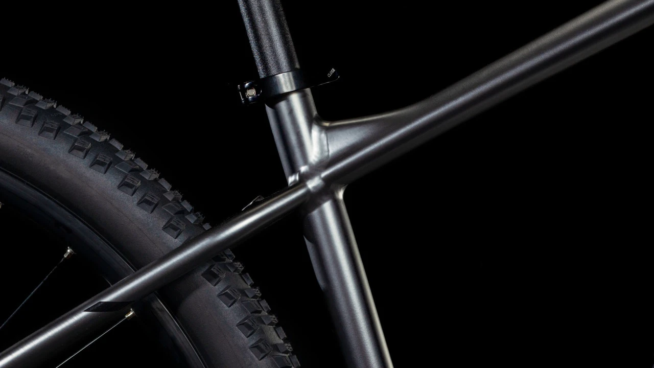4. Bicicleta MTB Hardtail CUBE Aim SLX slateblack´n´black
