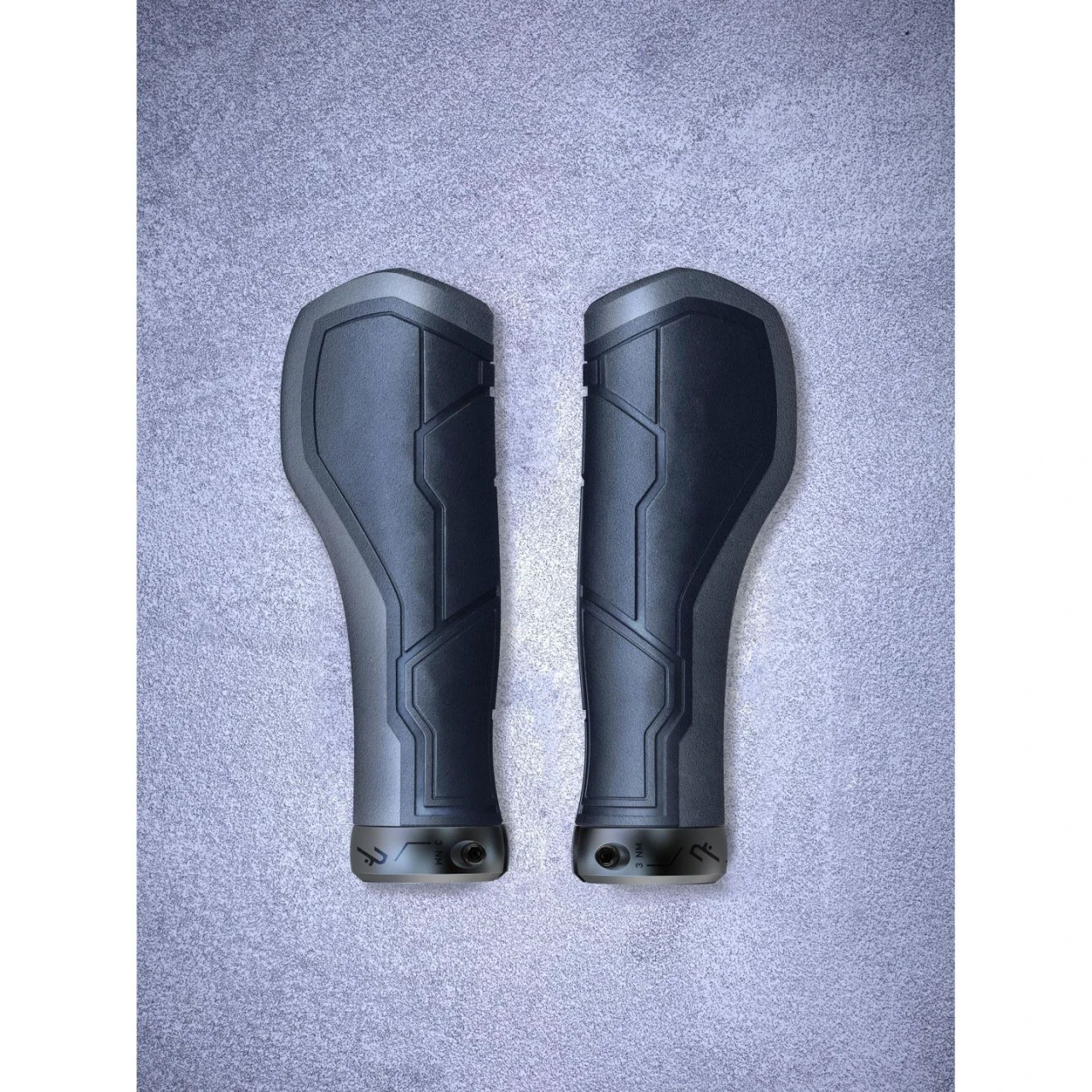 1. MANSOANE CUBE NATURAL GRIPS ALL TERRAIN BLACK GREY S