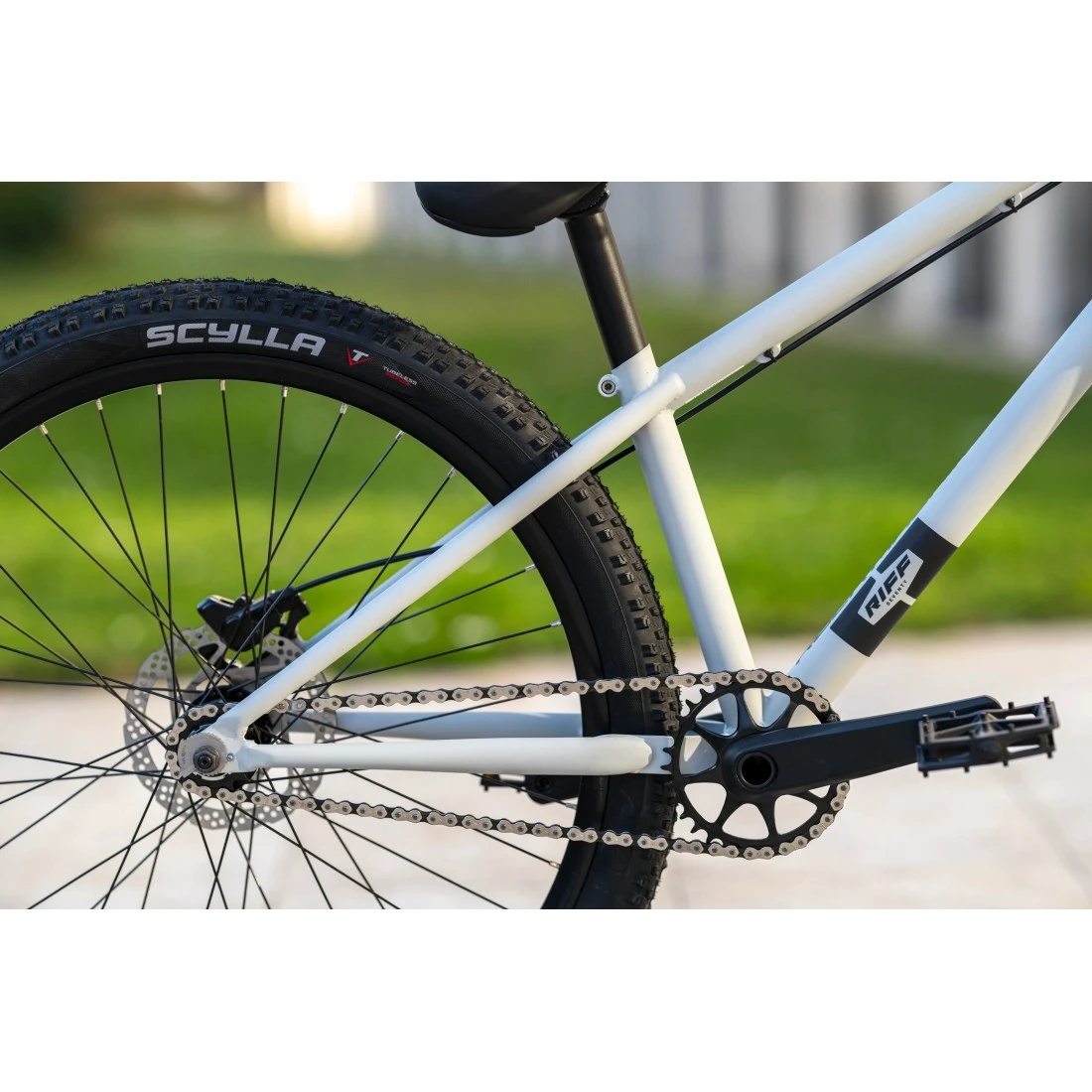 4. Bicicleta Rock Machine Riff 70s 26 Matte Grey