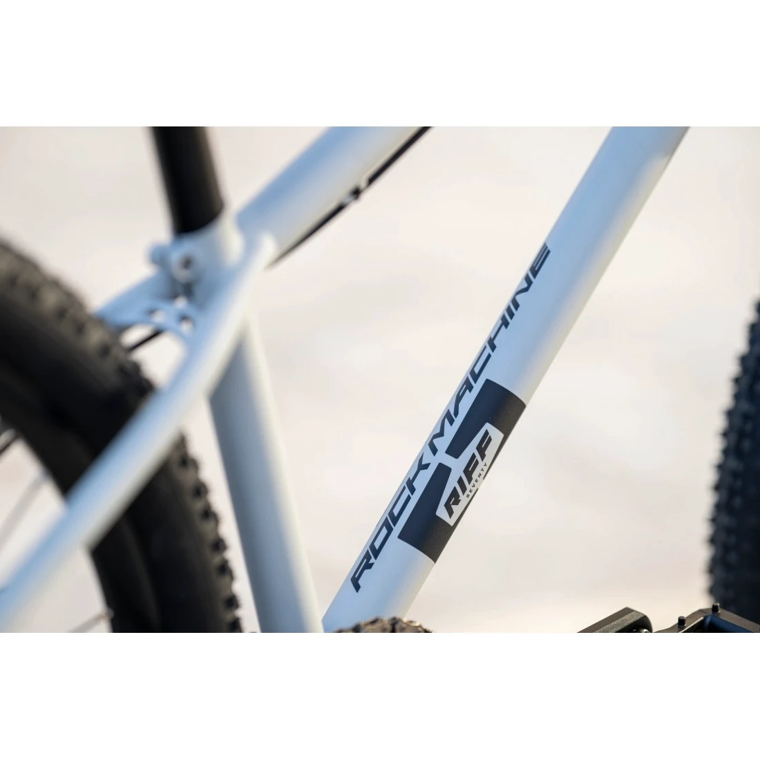 3. Bicicleta Rock Machine Riff 70s 26 Matte Grey