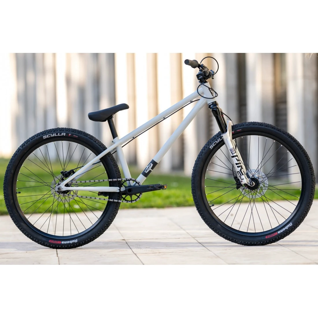 2. Bicicleta Rock Machine Riff 70s 26 Matte Grey
