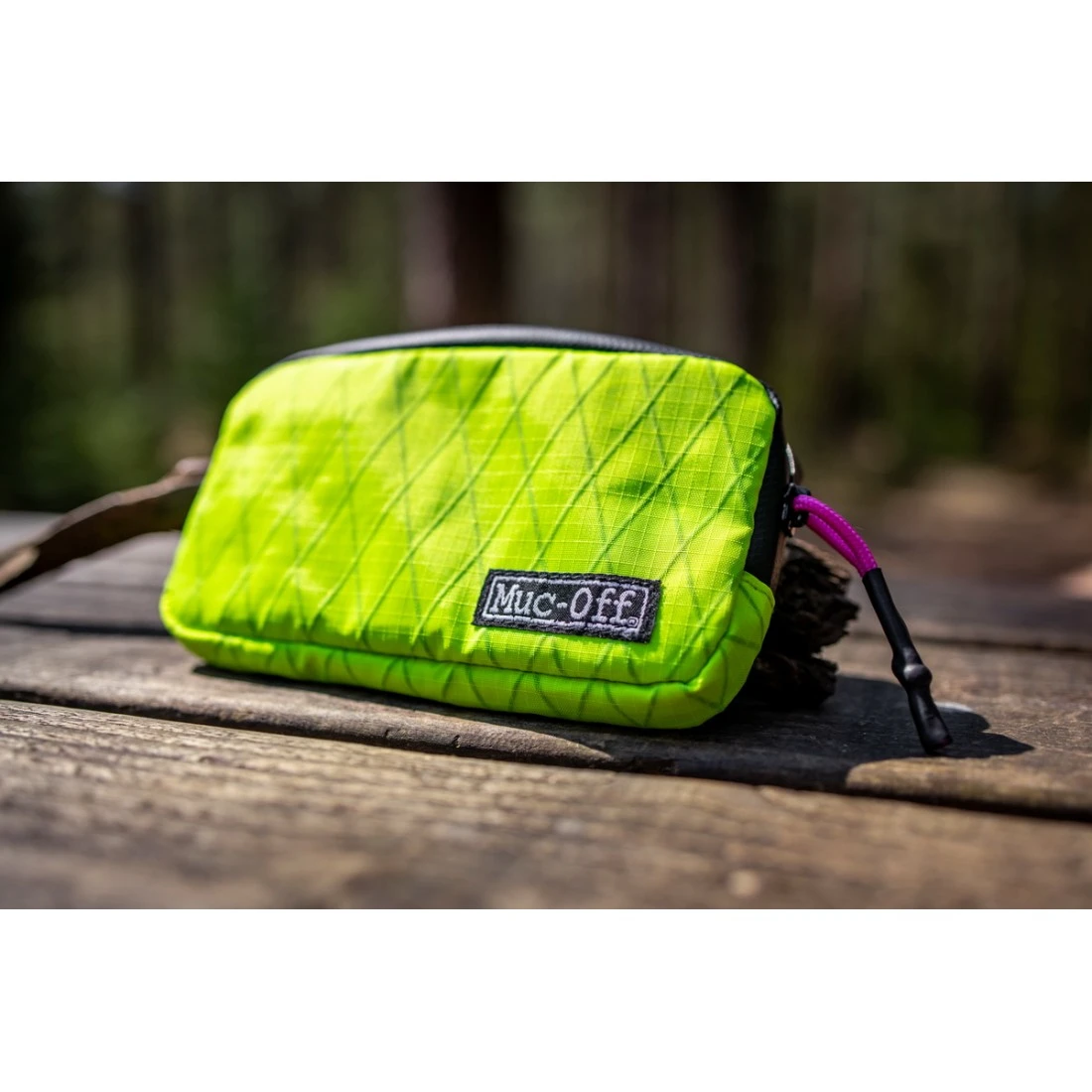 3. Borseta Muc-Off Essentials Impermeabila Hi-Vis