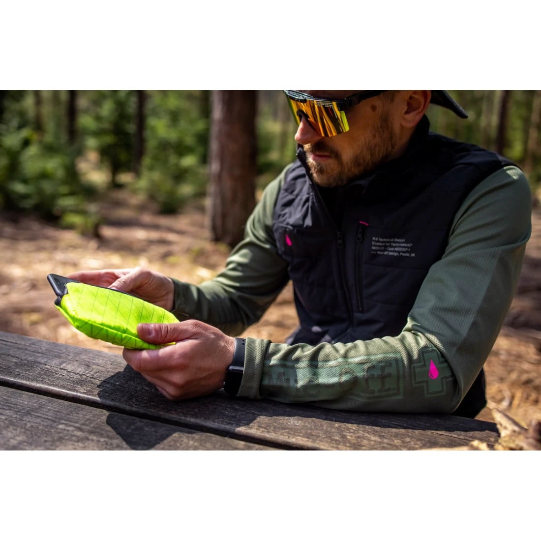 5. Borseta Muc-Off Essentials Impermeabila Hi-Vis