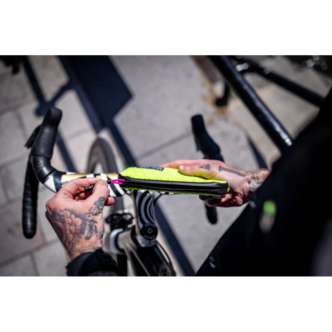 11. Borseta Muc-Off Essentials Impermeabila Hi-Vis
