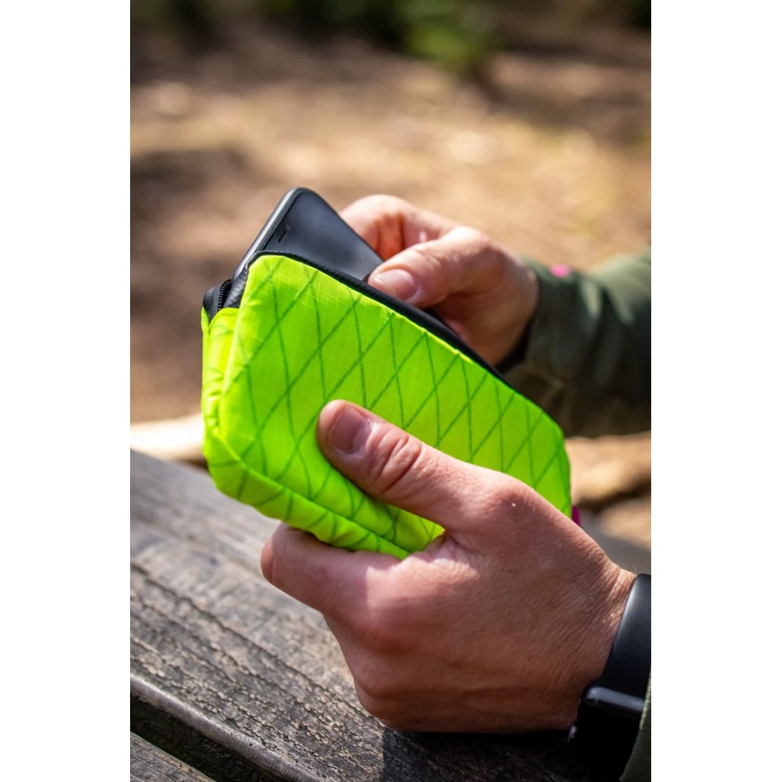 6. Borseta Muc-Off Essentials Impermeabila Hi-Vis