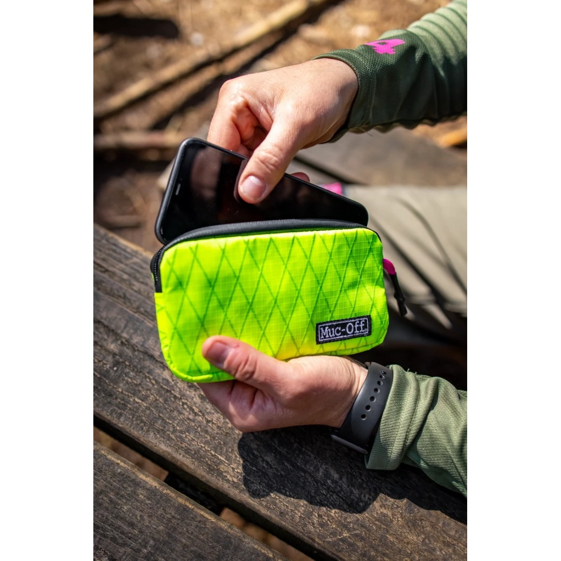 8. Borseta Muc-Off Essentials Impermeabila Hi-Vis
