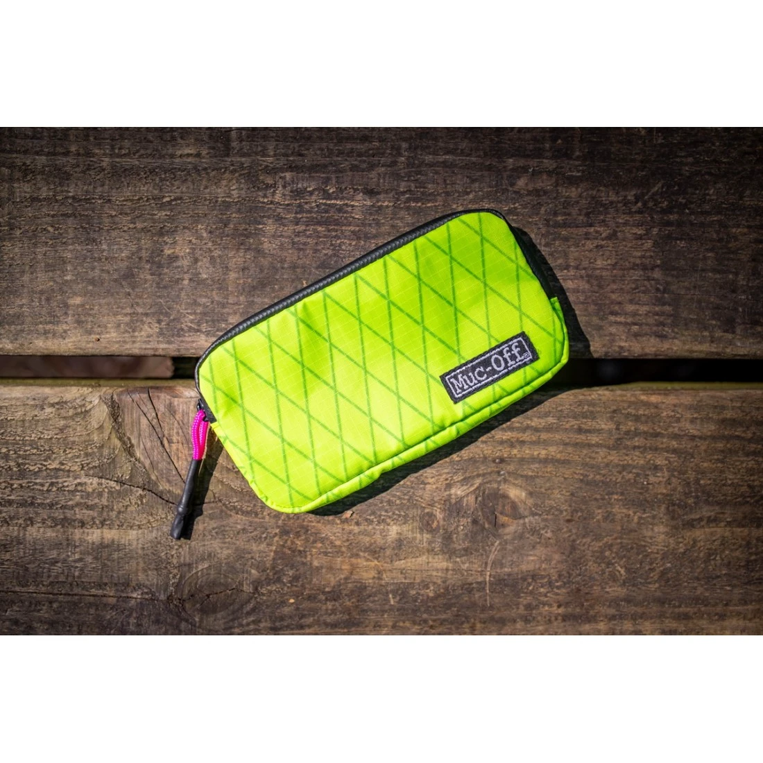 4. Borseta Muc-Off Essentials Impermeabila Hi-Vis