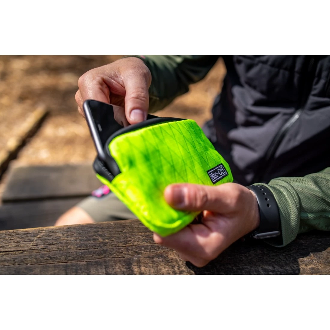 9. Borseta Muc-Off Essentials Impermeabila Hi-Vis