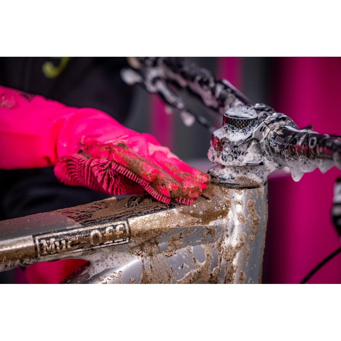 6. Manusi de curatare Muc-Off Deep Scrubber Pink L L