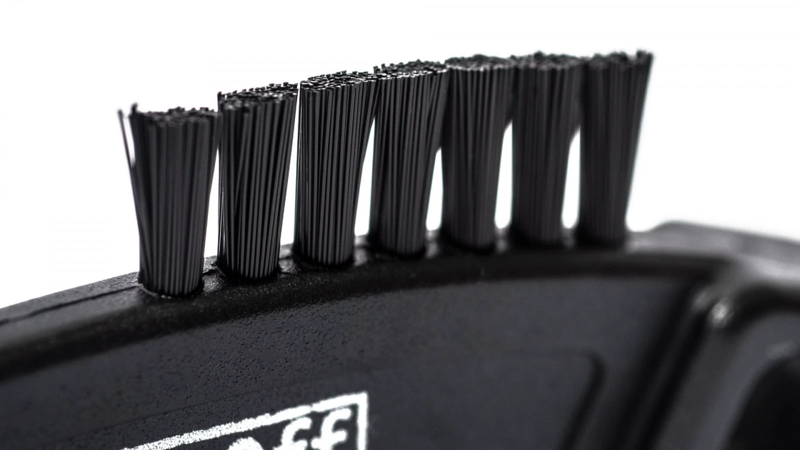 4. Perie Muc-Off Claw Brush