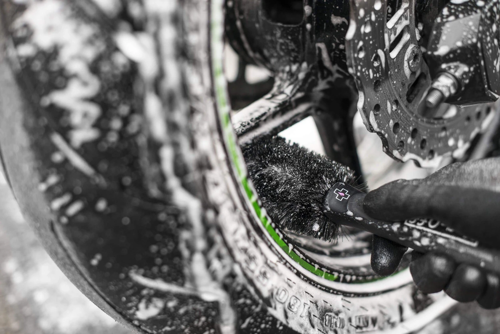 3. Perie Muc-Off Wheel si Component Brush
