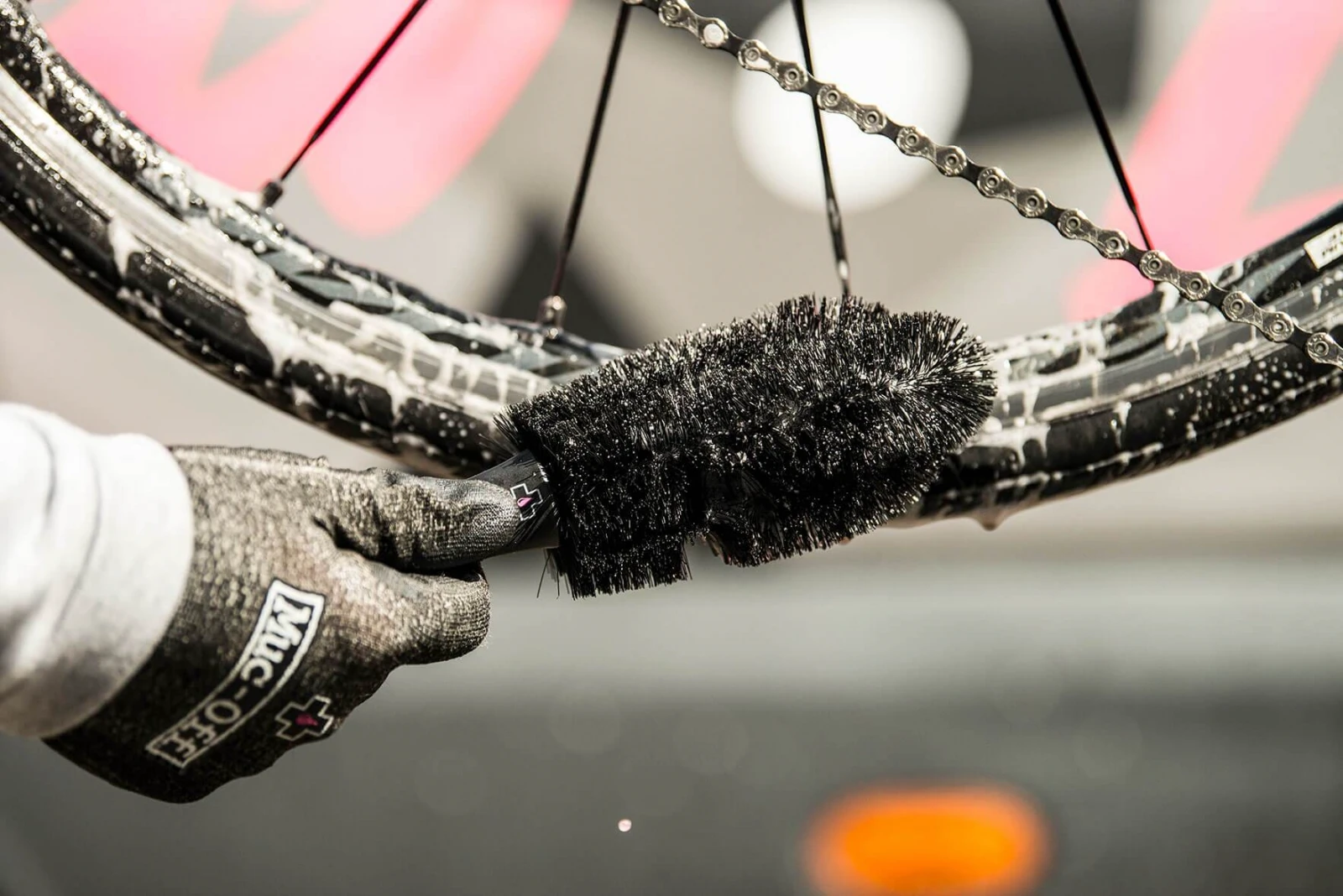 4. Perie Muc-Off Wheel si Component Brush