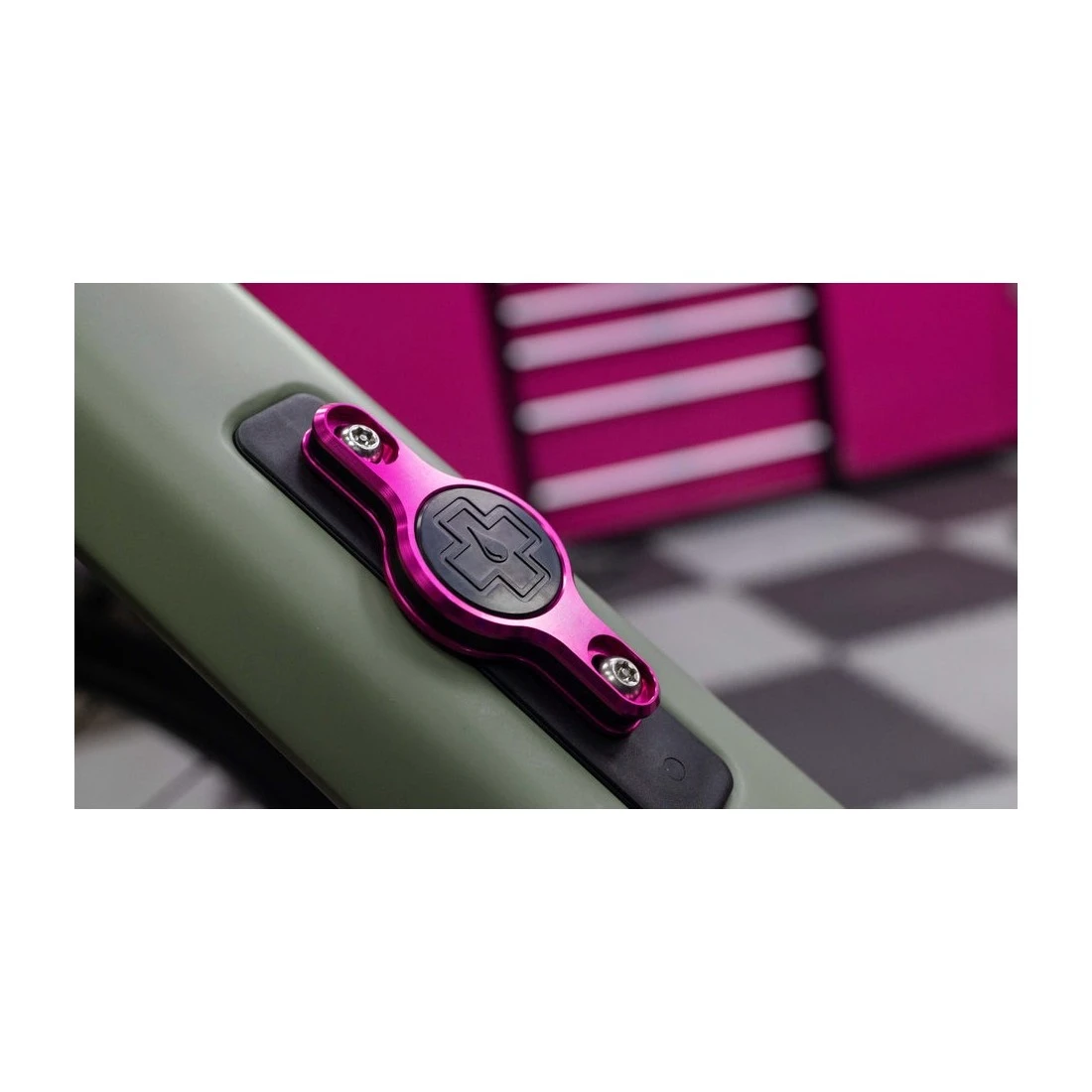 6. Suport Apple AirTag pentru cadru Muc-Off Secure Tag Holder V2 Negru Negru