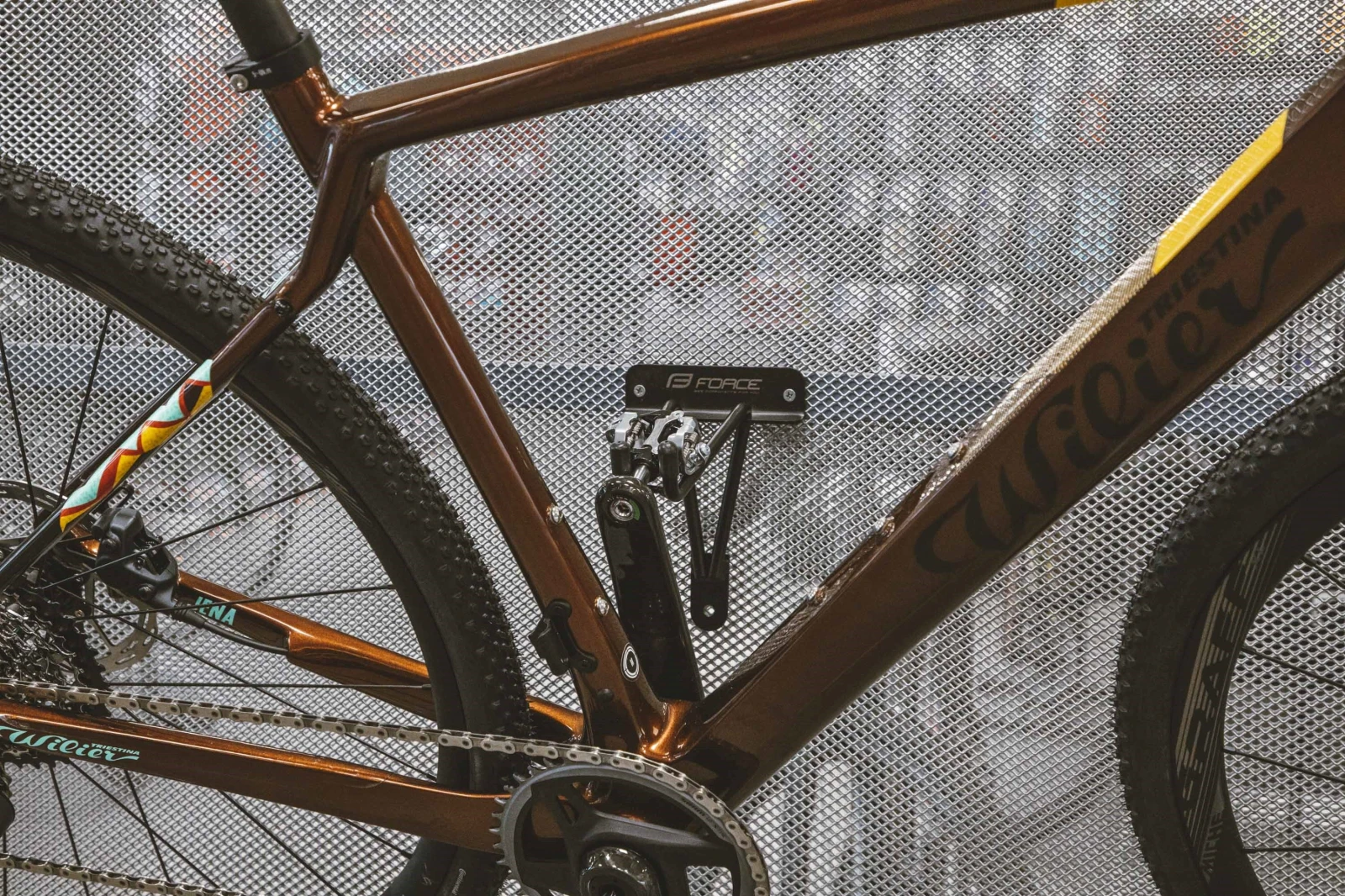 4. Suport Force prindere bicicleta pe perete in pedale