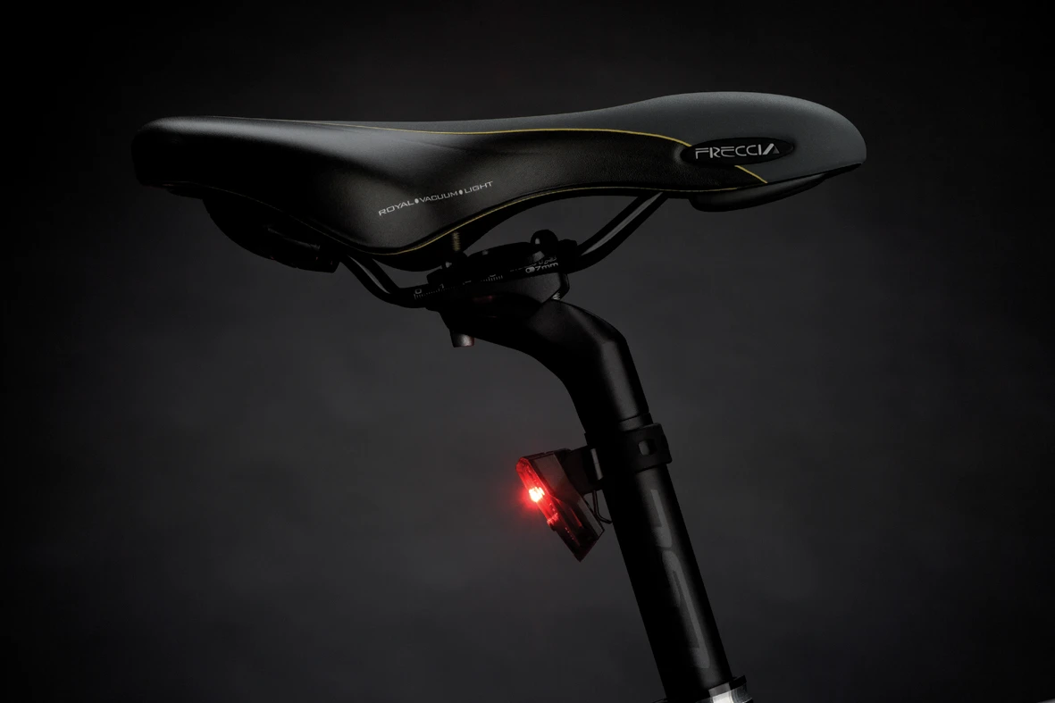 7. Set Far + Stop Bicicleta AXA Greenline 40 Lux USB