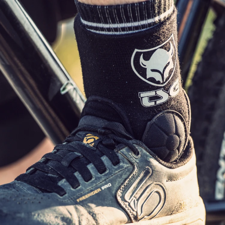 4. Glezniere TSG Single Ankle-Guard Cam - Black L/XL