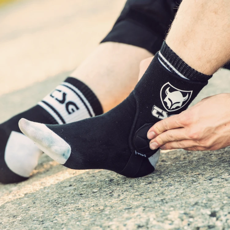 2. Glezniere TSG Single Ankle-Guard Cam - Black L/XL