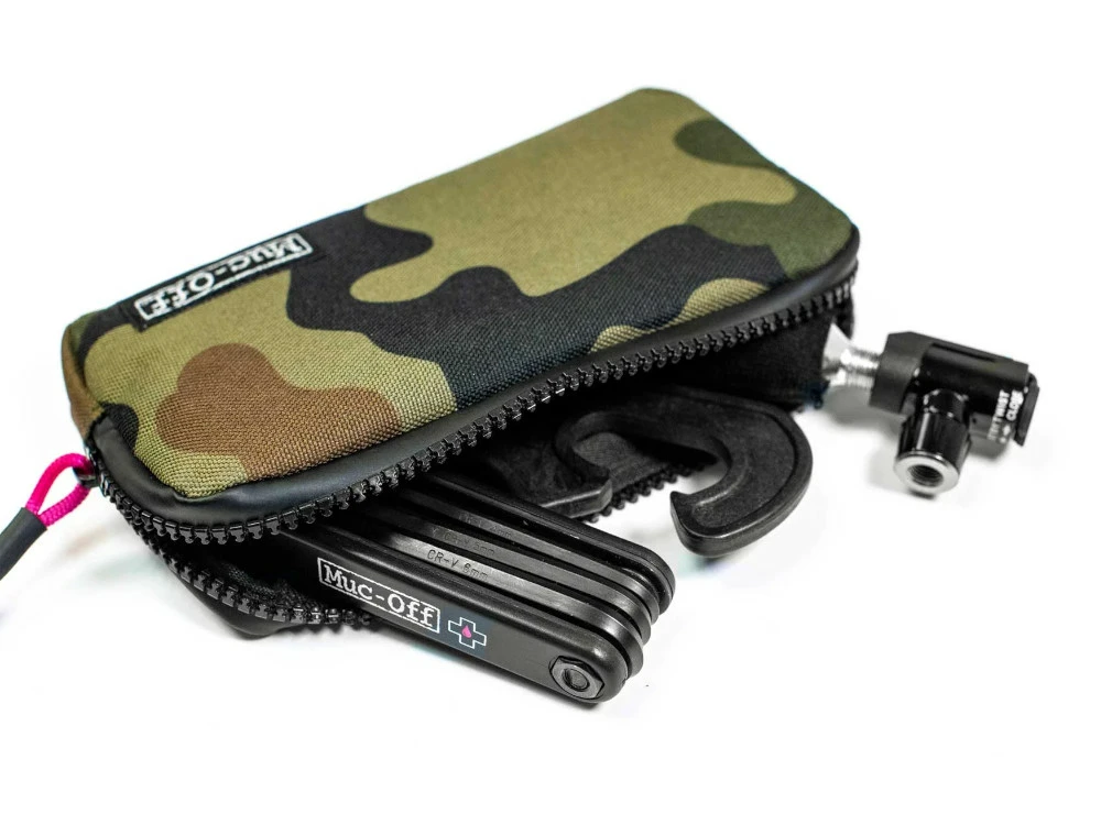5. Borseta Muc-Off Essentials Camo
