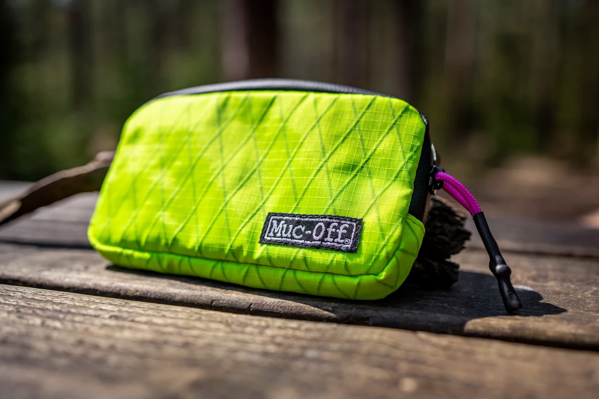 3. Borseta Muc-Off Essentials Impermeabila Hi-Vis
