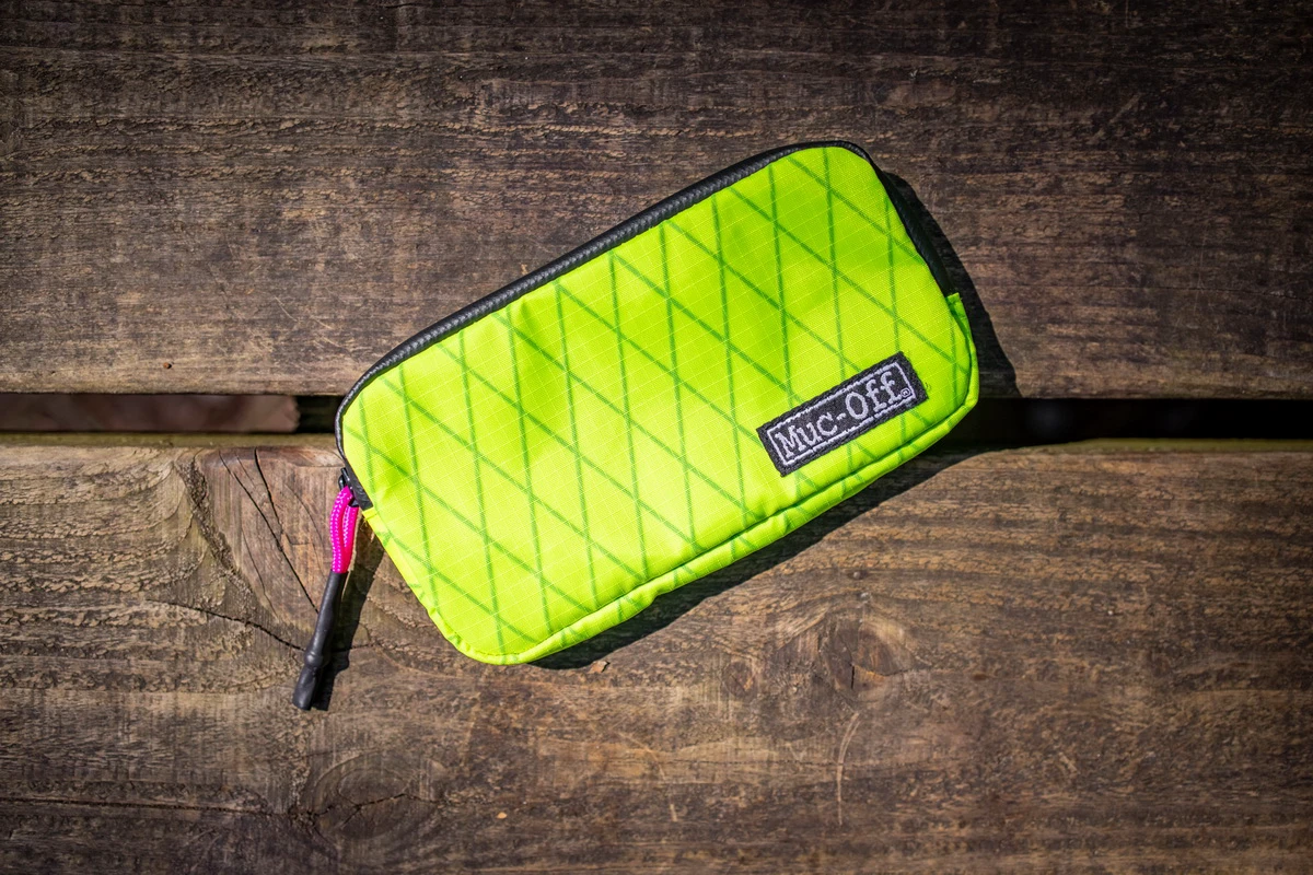 4. Borseta Muc-Off Essentials Impermeabila Hi-Vis