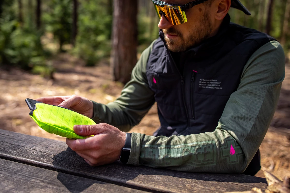 5. Borseta Muc-Off Essentials Impermeabila Hi-Vis