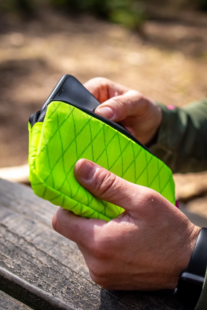 6. Borseta Muc-Off Essentials Impermeabila Hi-Vis