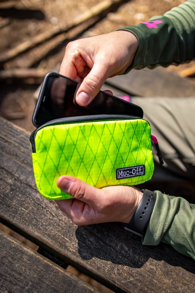 8. Borseta Muc-Off Essentials Impermeabila Hi-Vis