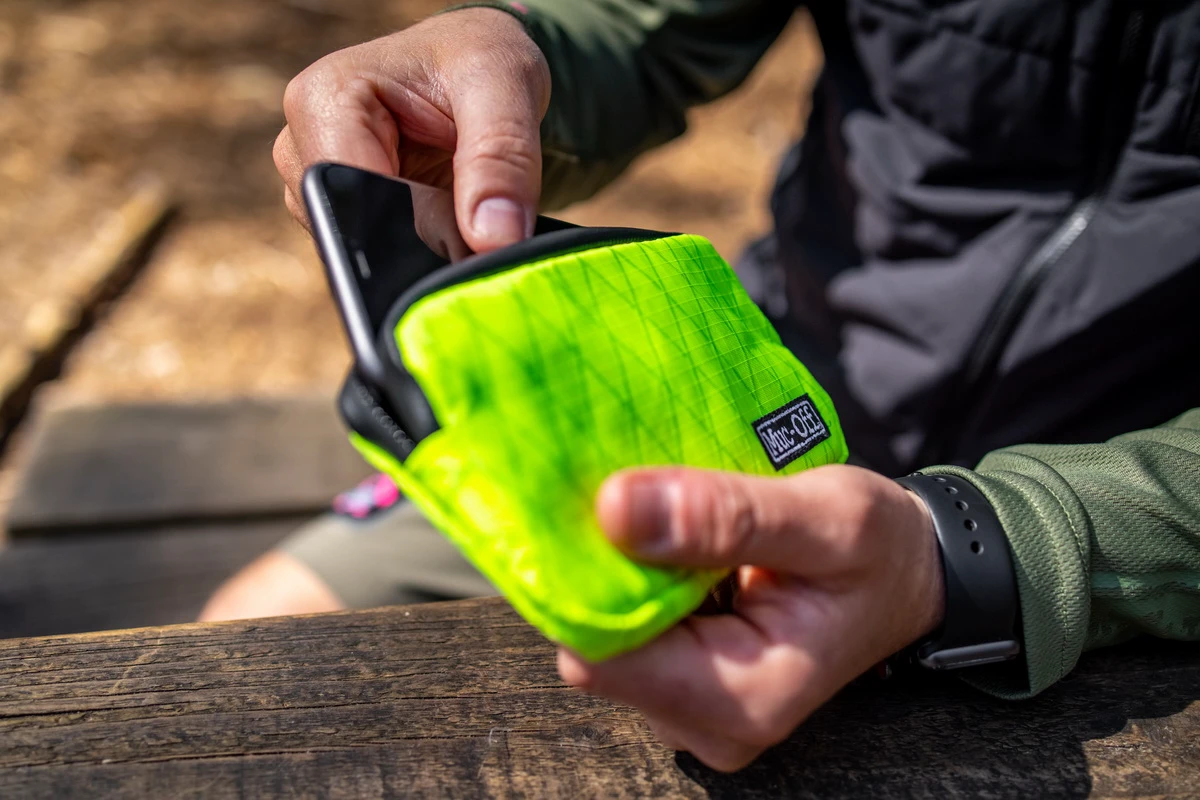 9. Borseta Muc-Off Essentials Impermeabila Hi-Vis