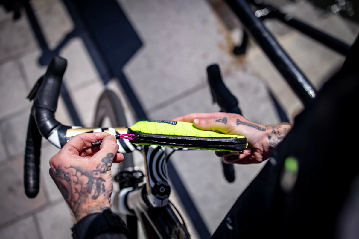 11. Borseta Muc-Off Essentials Impermeabila Hi-Vis