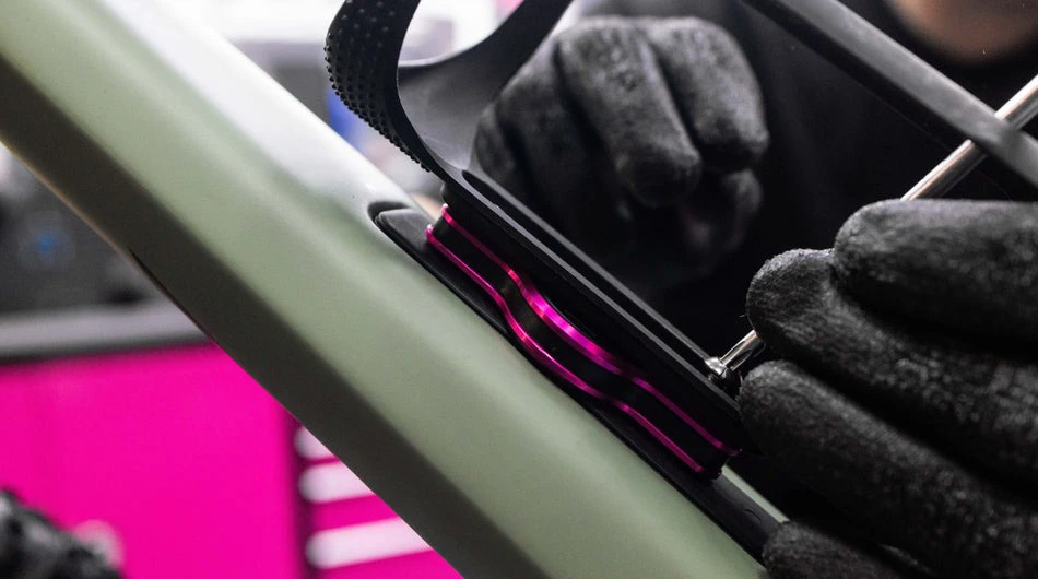 3. Suport Apple AirTag pentru cadru Muc-Off Secure Tag Holder V2 Argintiu