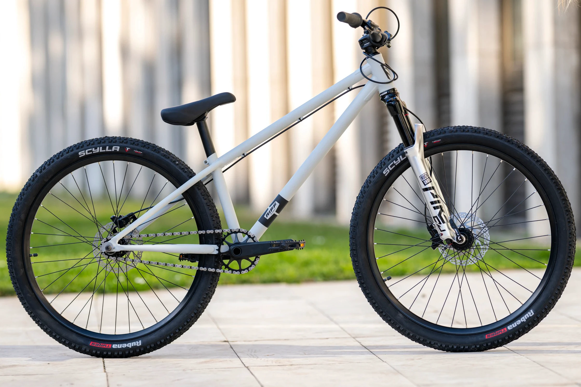 2. Bicicleta Rock Machine Riff 70s 26 Matte Grey