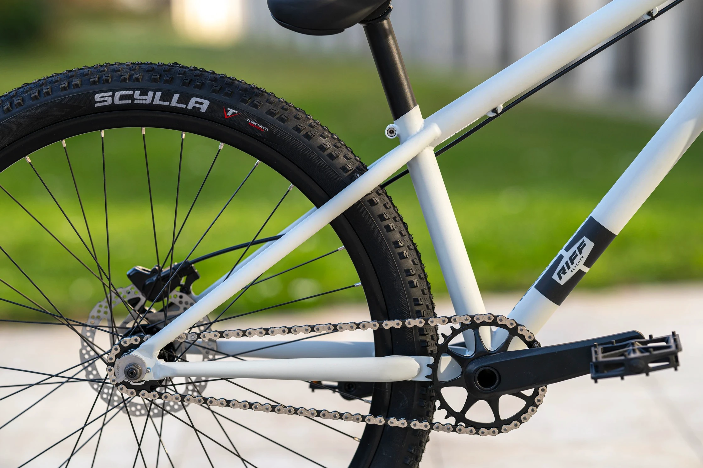 4. Bicicleta Rock Machine Riff 70s 26 Matte Grey