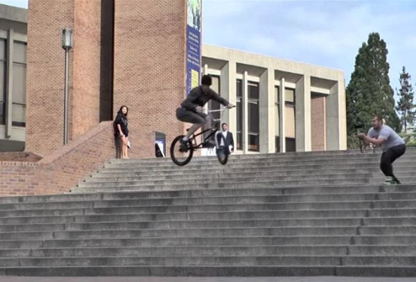Bruce Crisman pe 2Hip - un montaj de bun venit ridicol