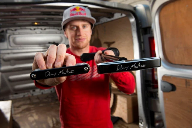 Scule de la Lezyne semnate de MacAskill