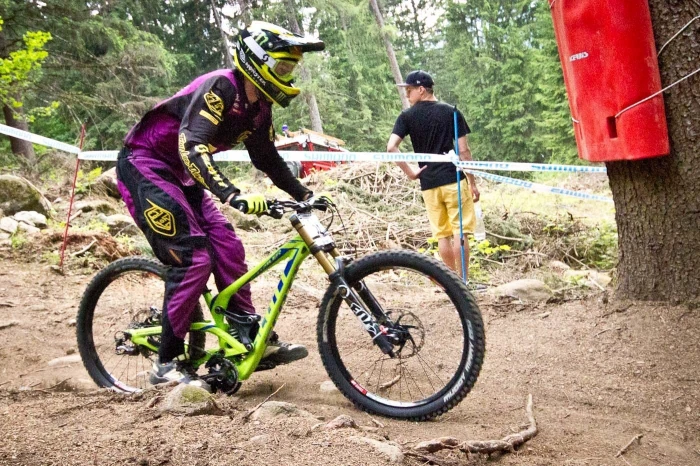 Trail bikes și geometria: Wheelbase și înălțimea BB-ului