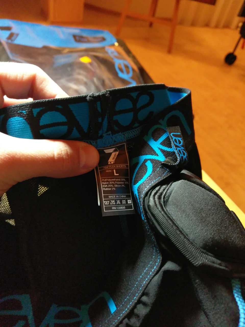 4. Pantaloni cu protectii si bazon 7IDP Flex Short, marimea L
