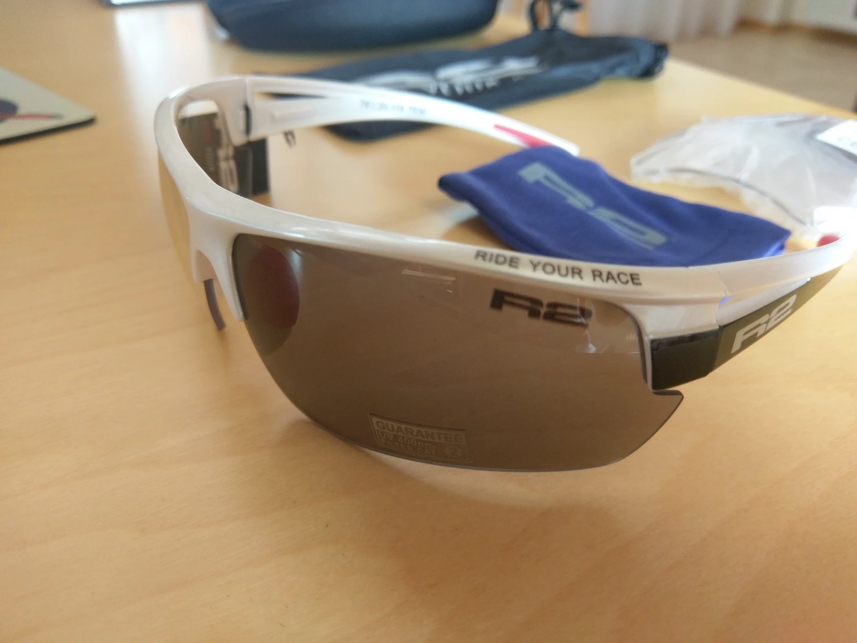 3. Ochelari R2 AT075