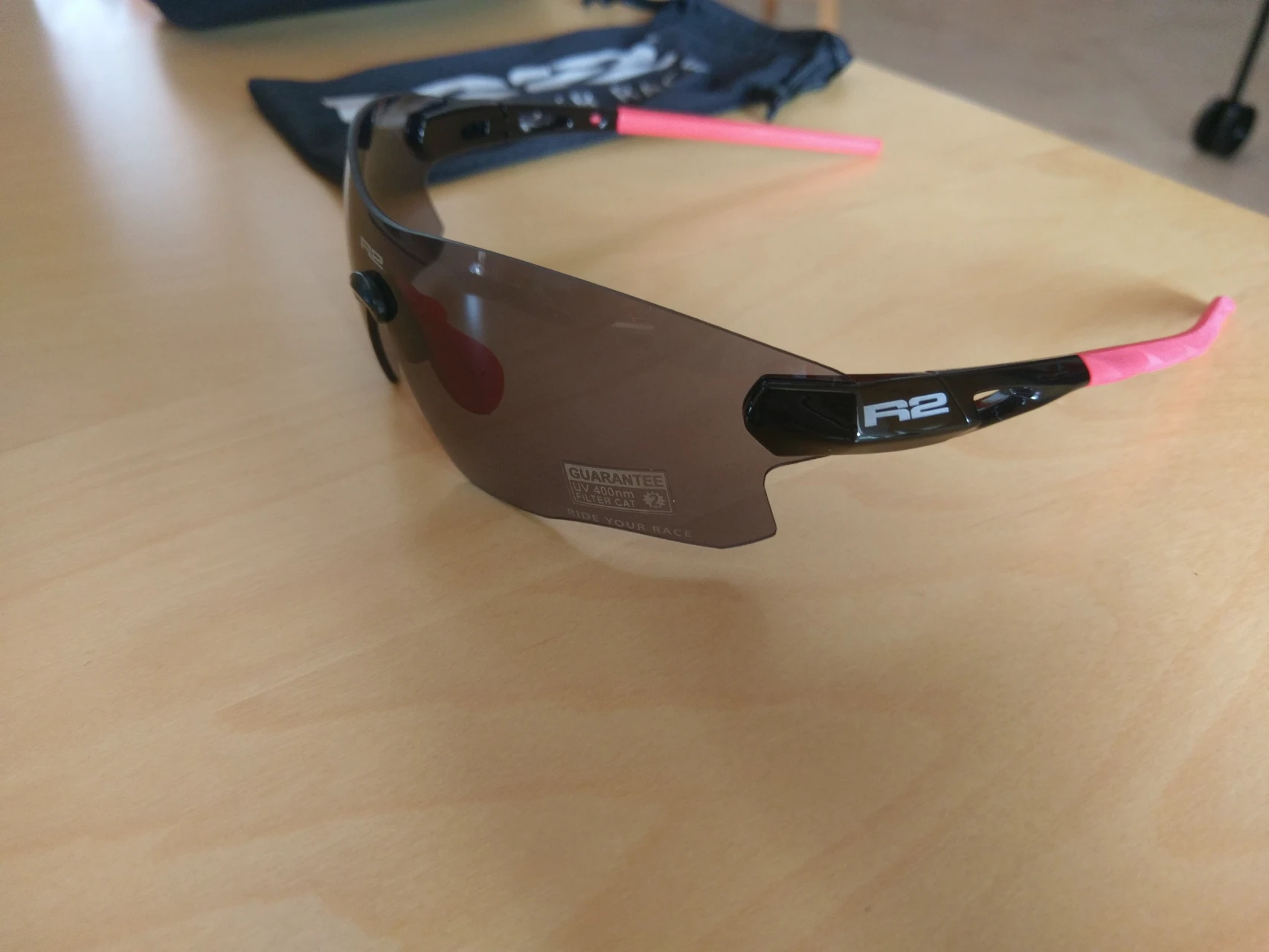 3. Ochelari R2 AT084A