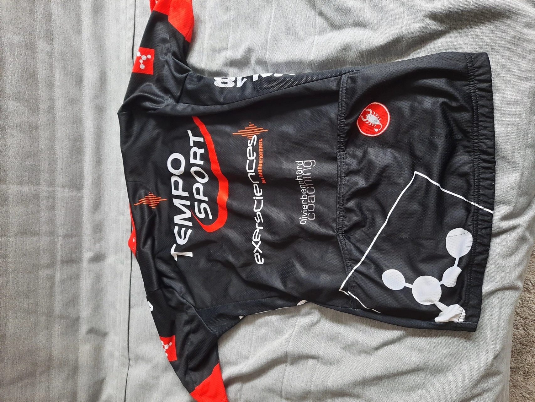 1. Tricou Castelli