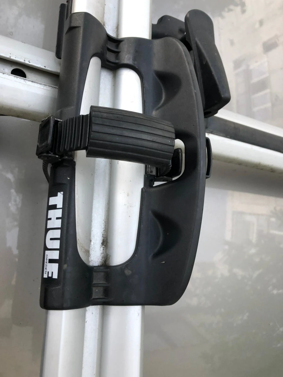 1. Suportul.plastic pentru prindere roata de bara aluminiu.Thule proride 691
