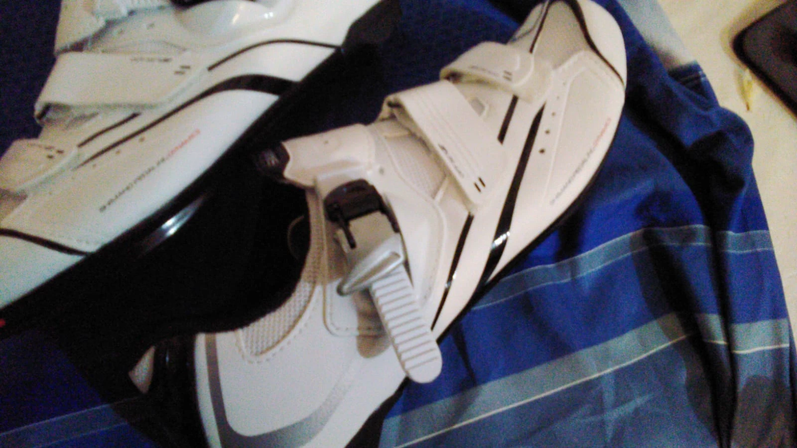1. Pantofi ciclism sosea SHIMANO R088