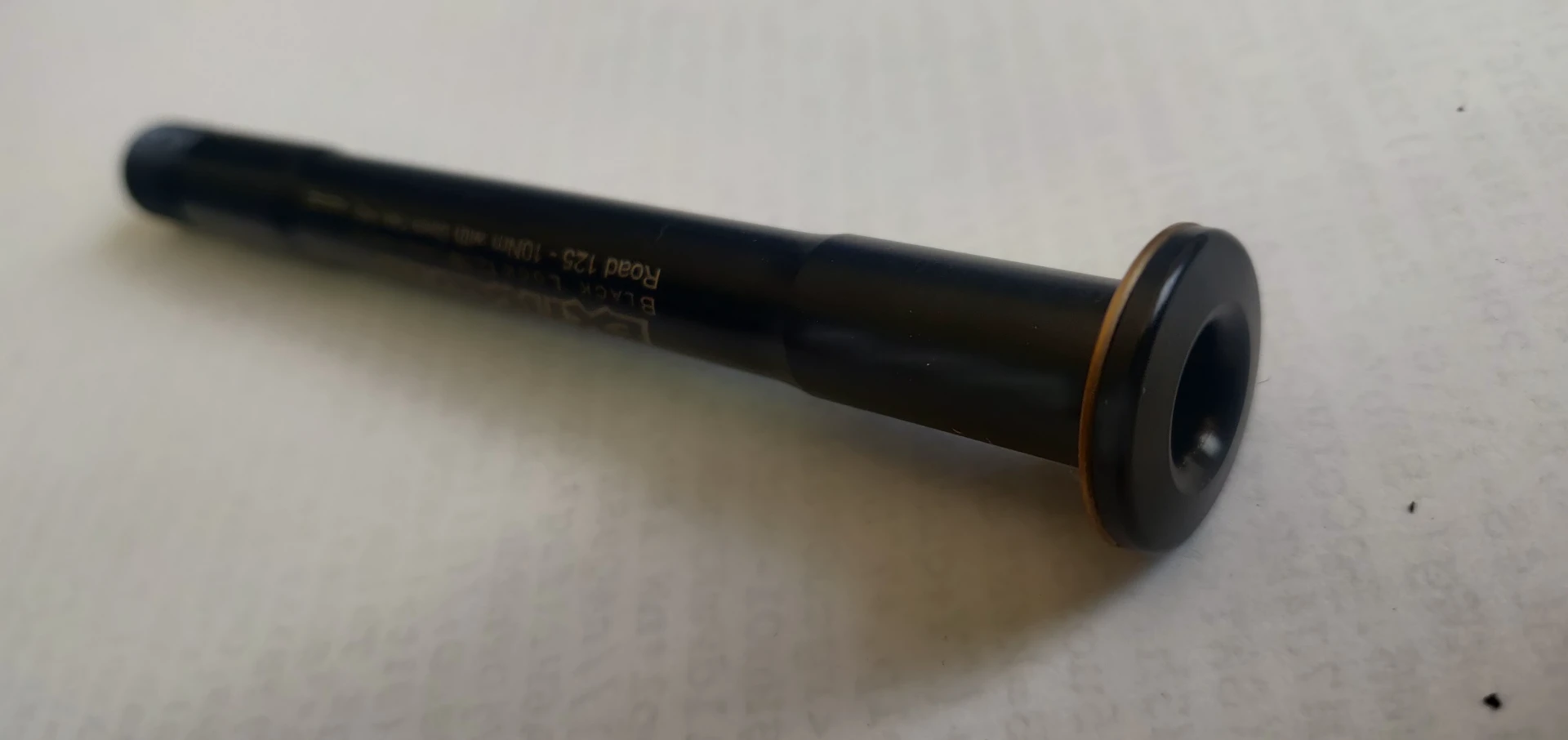 1. Thru Axle 12mm fata - Extralite Black Lock 12.5B