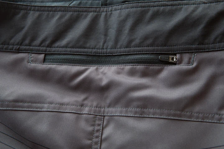 8. NOU! Pantaloni scurti YETI Cycles Teller