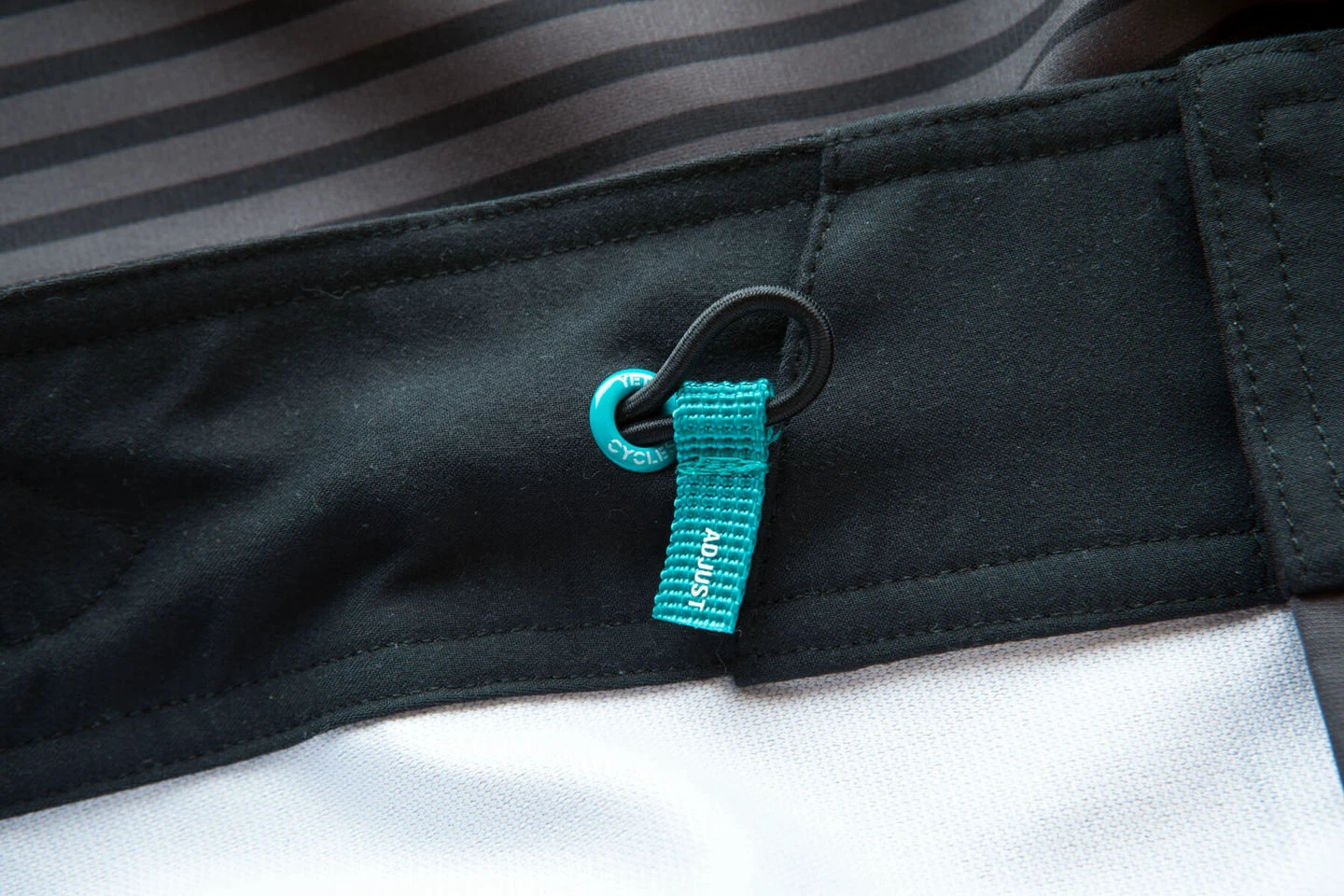 5. NOU! Pantaloni scurti YETI Cycles Teller