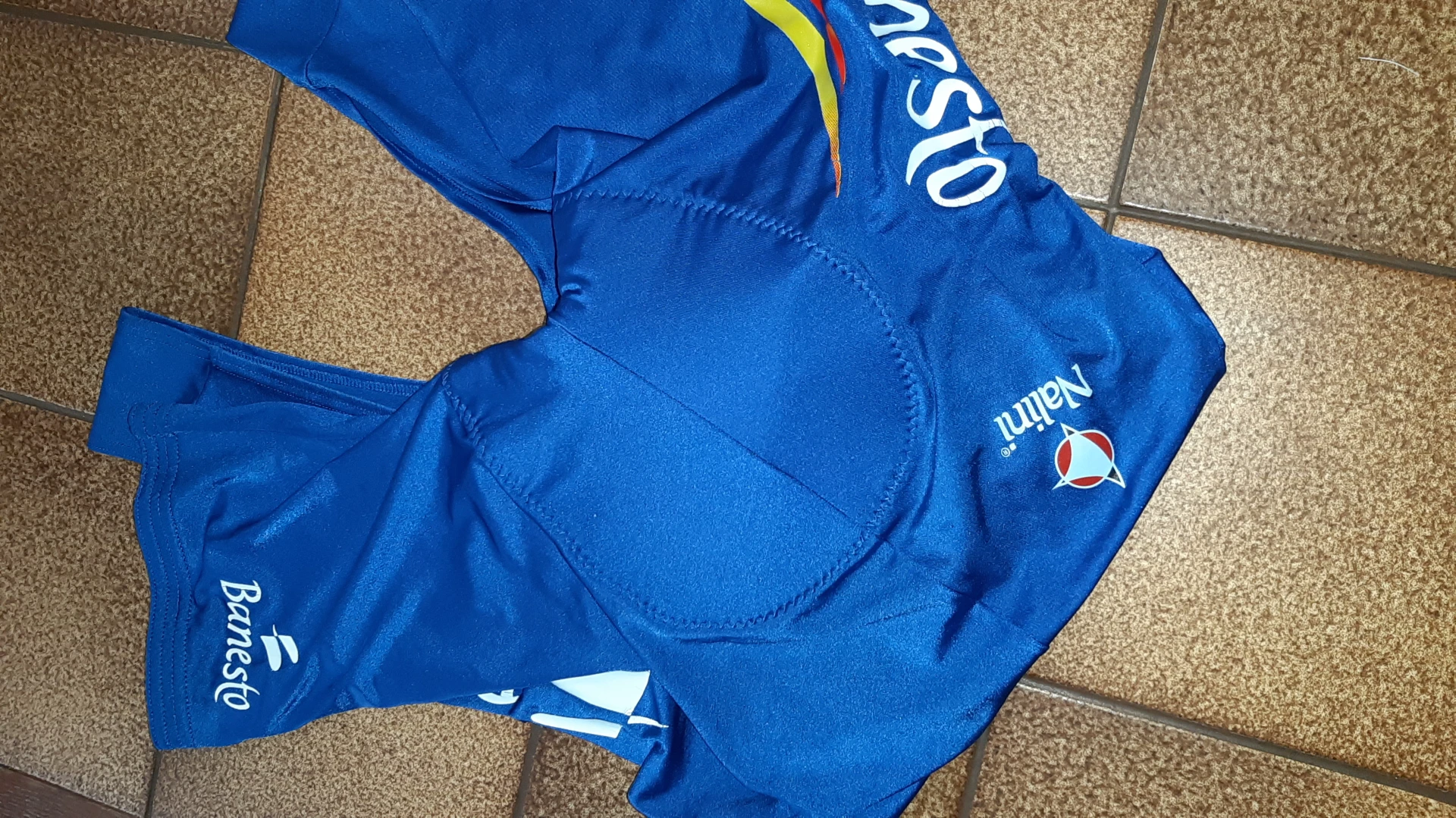 1. Pantaloni Banesto