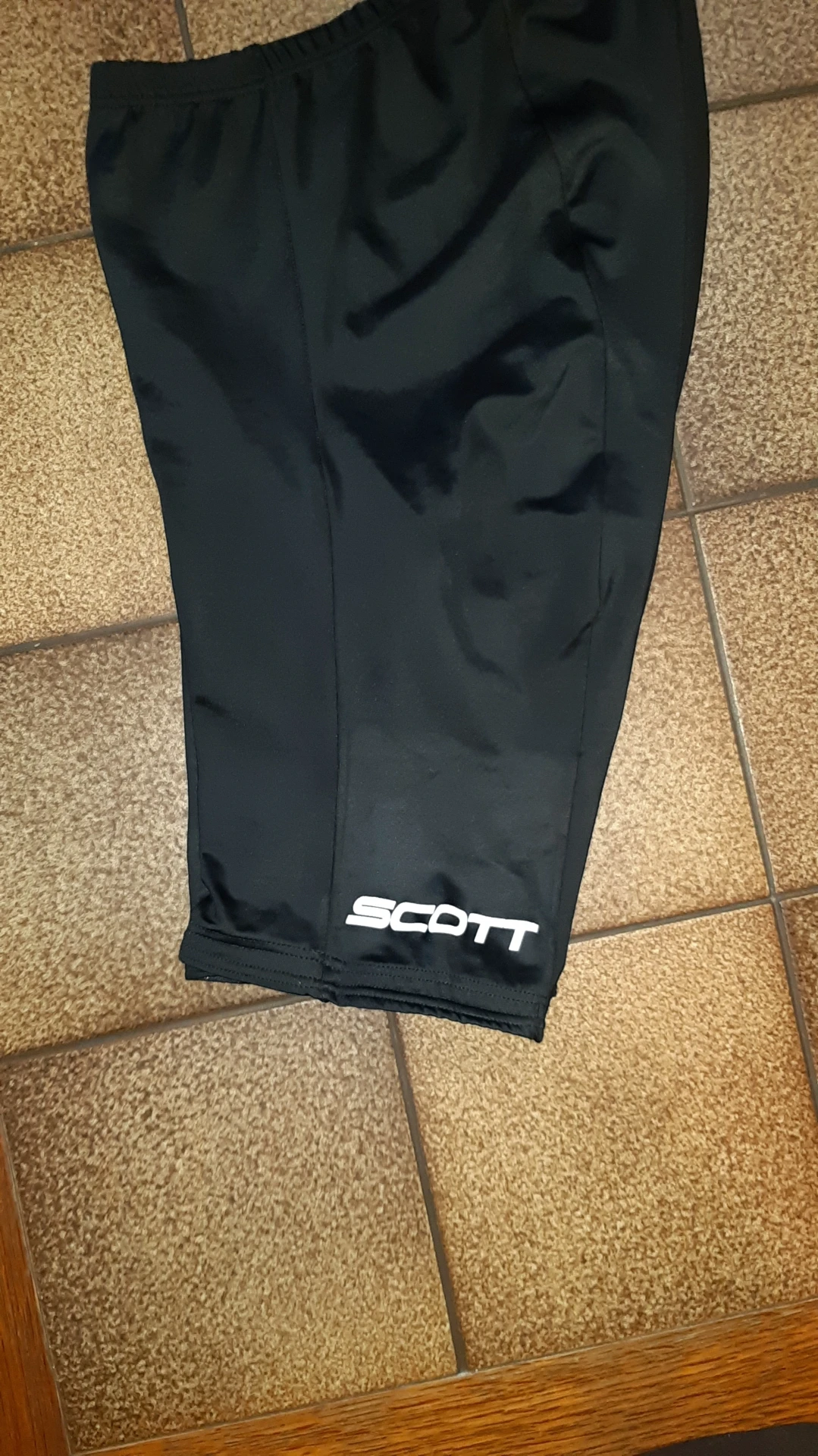 1. Pantaloni Scott