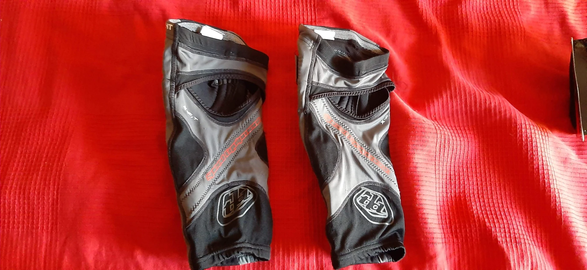 1. Genunchere Troy Lee Designs KGL5450