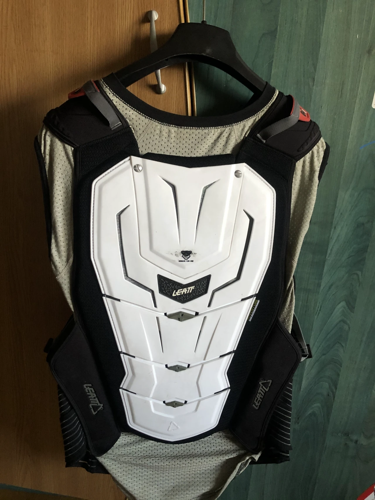 1. Armura Leatt L/ XL