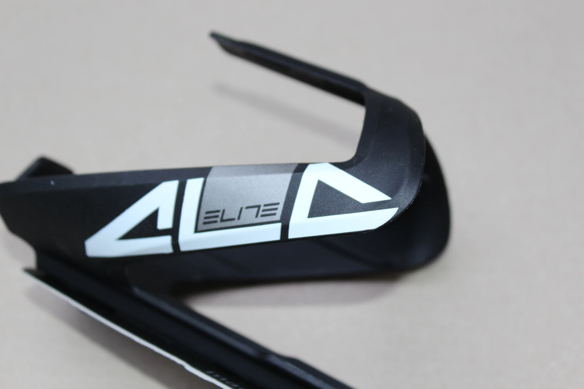 4. Elite ALA Race - suport bidon MTB/Road logo alb